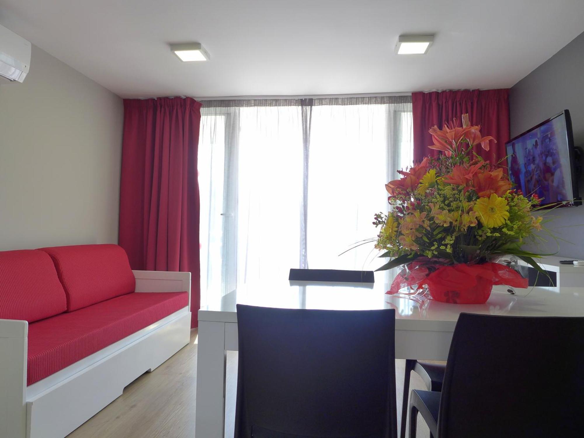 Rentalmar Navarra Family Suites Salou Rom bilde