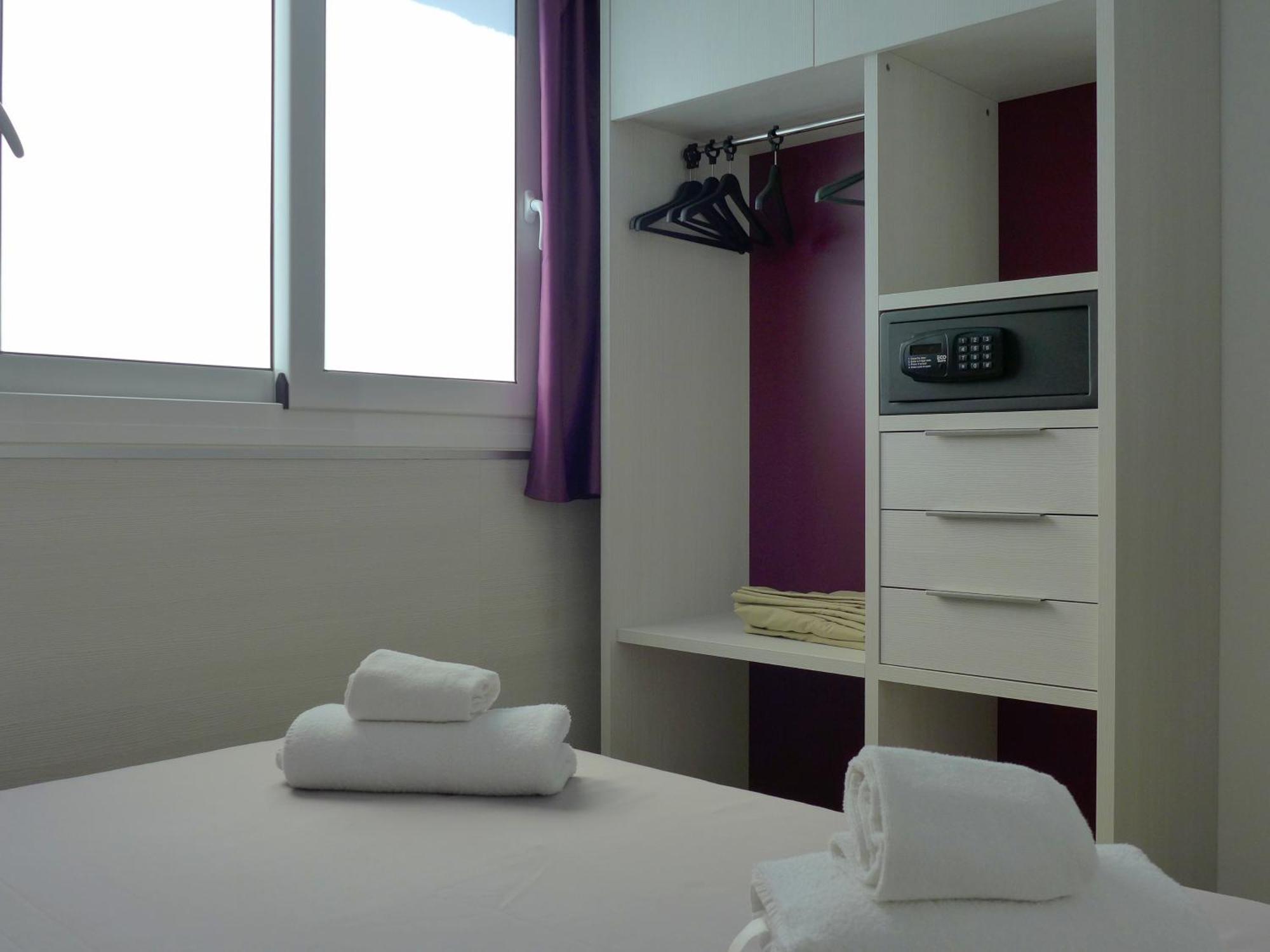 Rentalmar Navarra Family Suites Salou Rom bilde